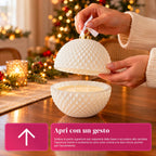 Candela Profumata in Vetro Decorato a Forma di Sfera o Albero – Fragranze Pino, Cannella e Vaniglia – Contenitore Riutilizzabile