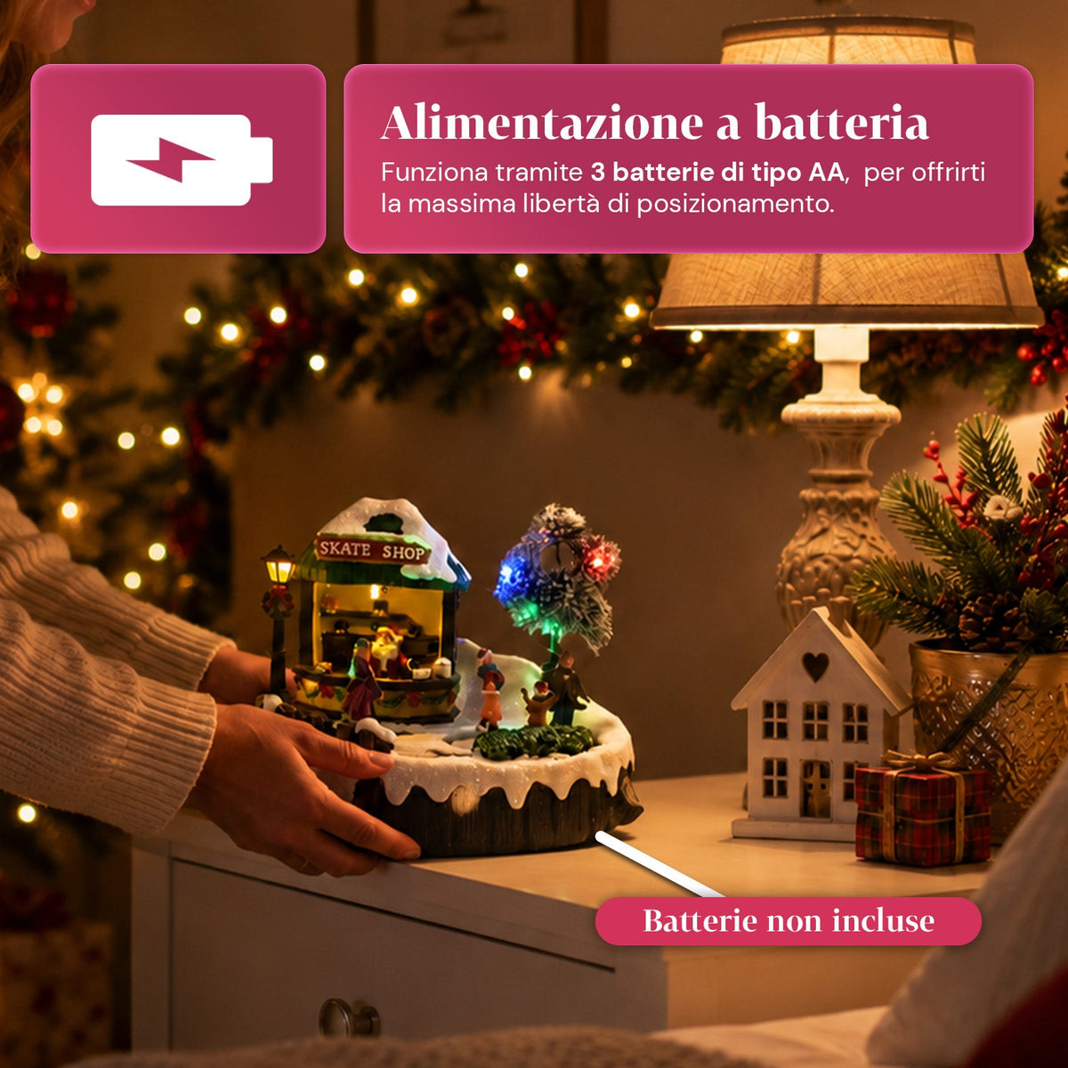 Villaggio di Natale luminoso GlideRink, pista di pattinaggio animata con musica e luci LED, decorazione in resina 20,8x20,7x17,2 cm, a batterie AA